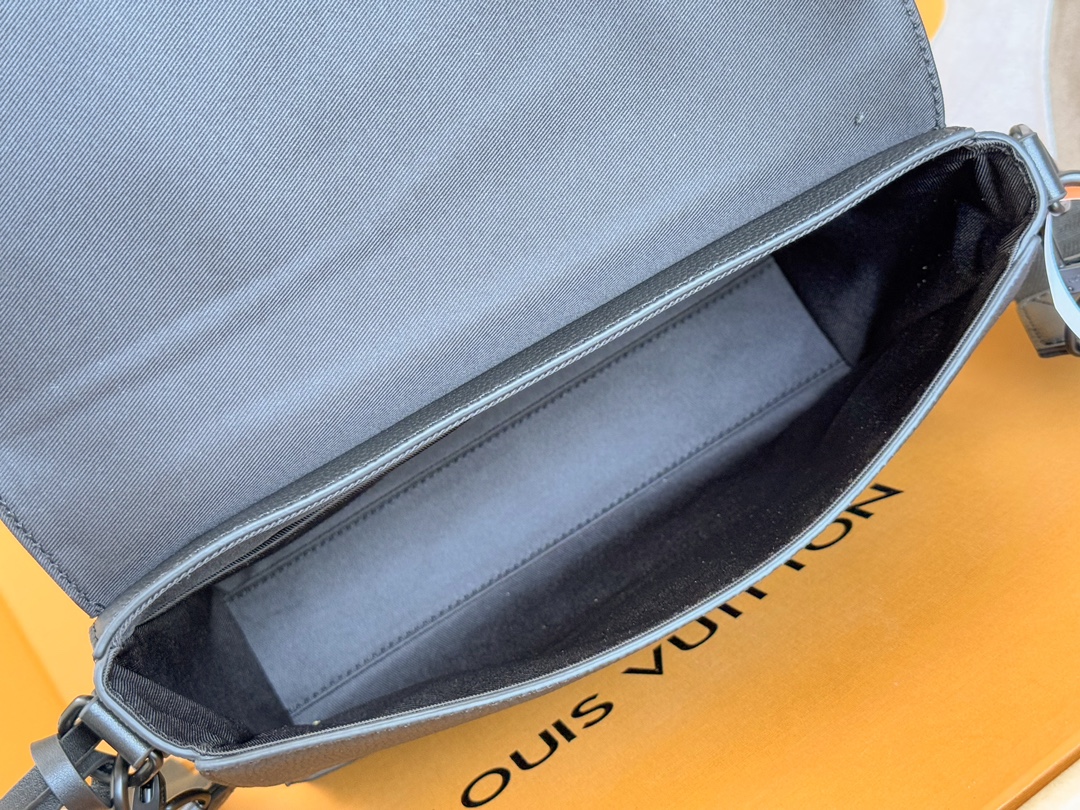 Takeoff Messenger Bag Black Grained Calf Leather M57080