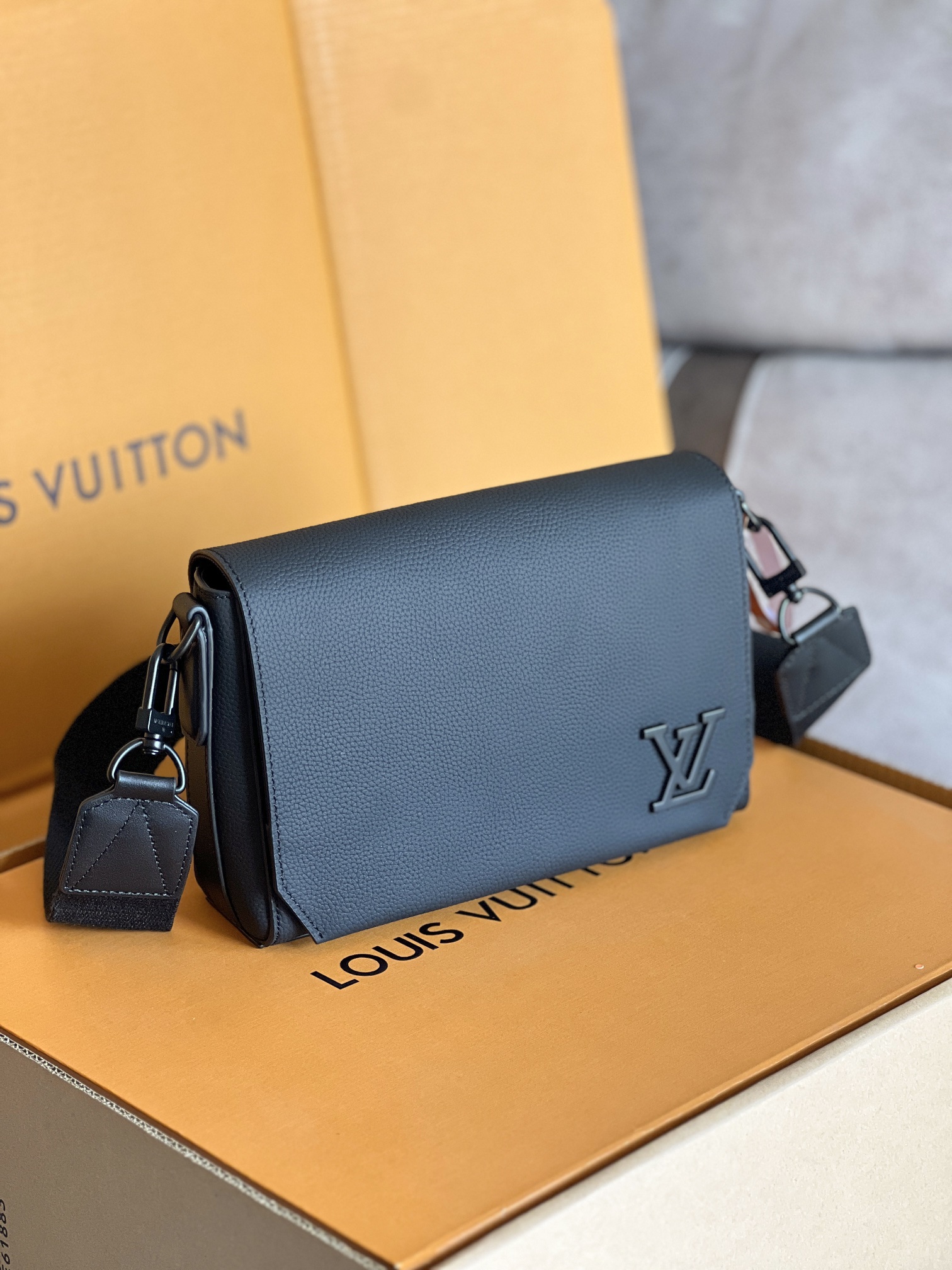 Takeoff Messenger Pm Bag Noir Cowhide Leather M24769