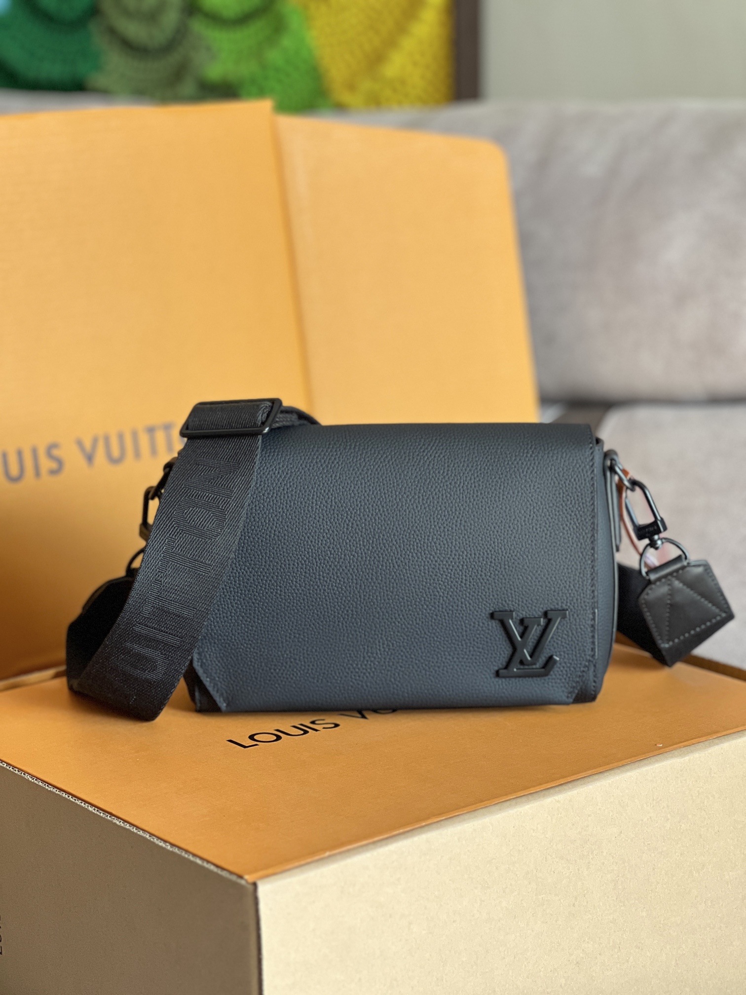 Takeoff Messenger Pm Bag Noir Cowhide Leather M24769