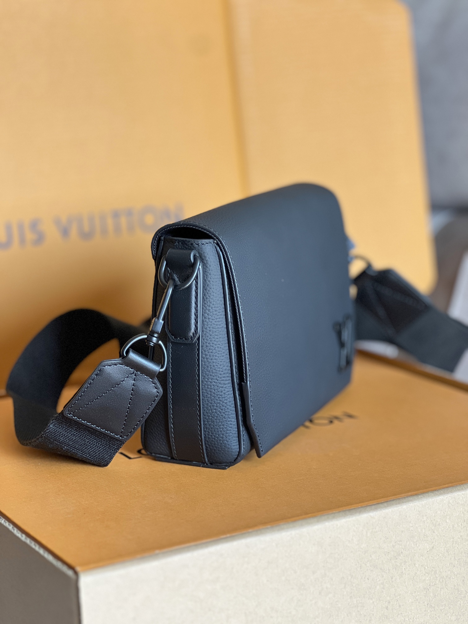 Takeoff Messenger Pm Bag Noir Cowhide Leather M24769