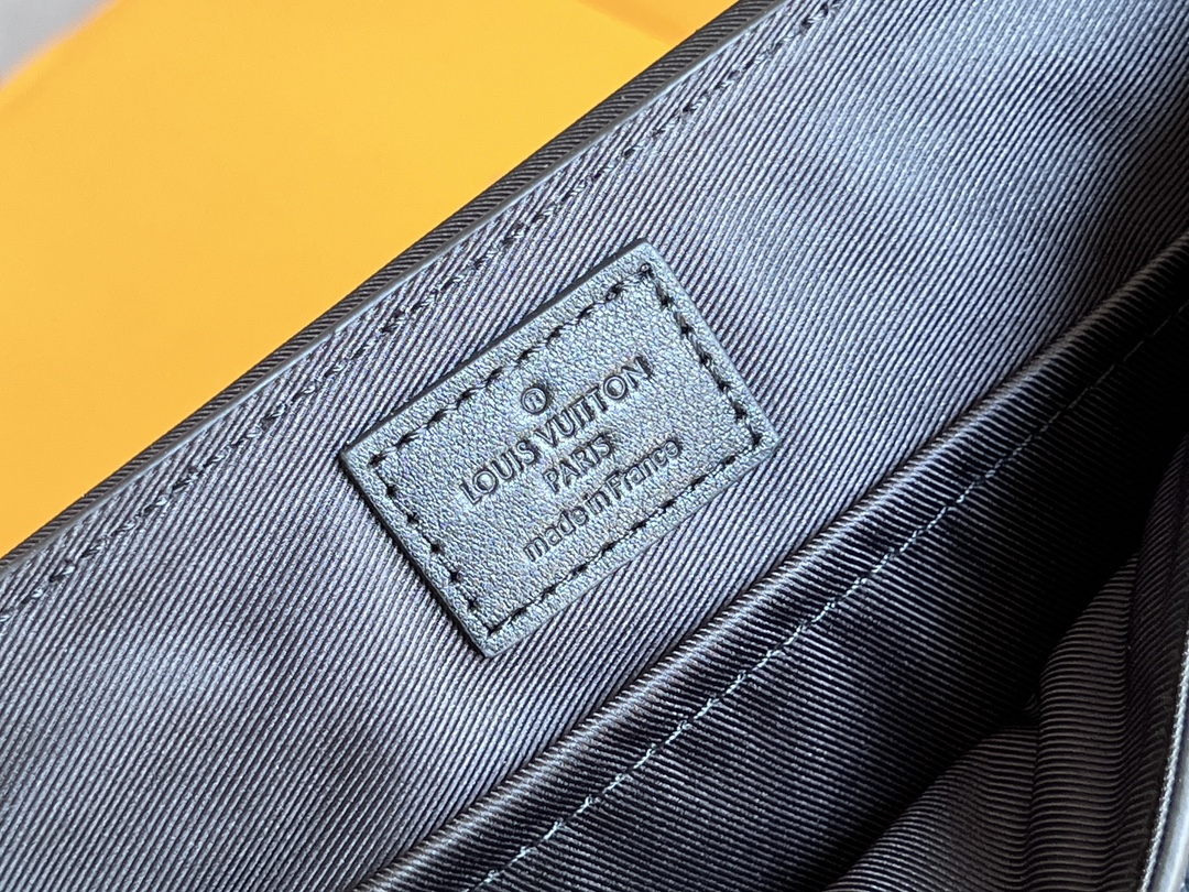 Takeoff Messenger Pm Bag Noir Cowhide Leather M24769