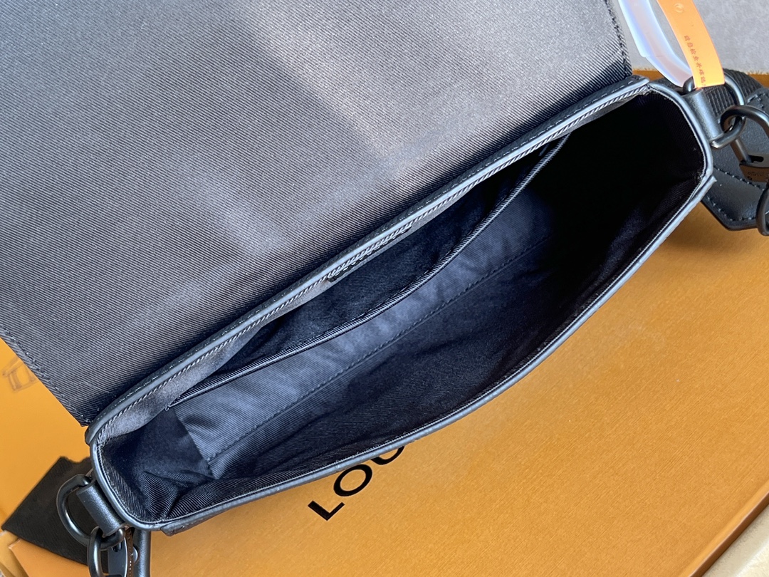 Takeoff Messenger Pm Bag Noir Cowhide Leather M24769