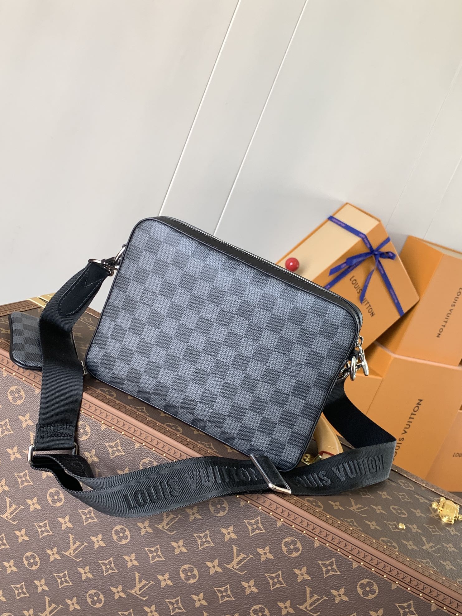 Trio Messenger Bag Damier Graphite N40519