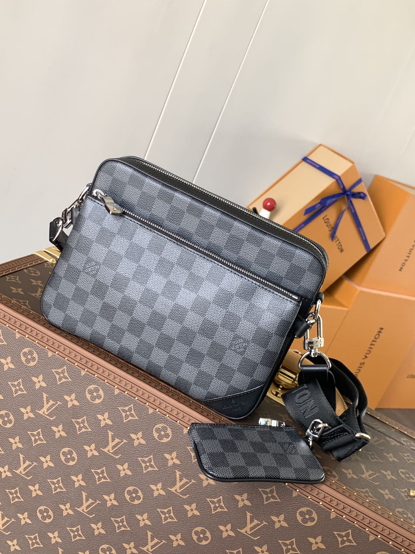 Trio Messenger Bag Damier Graphite N40519