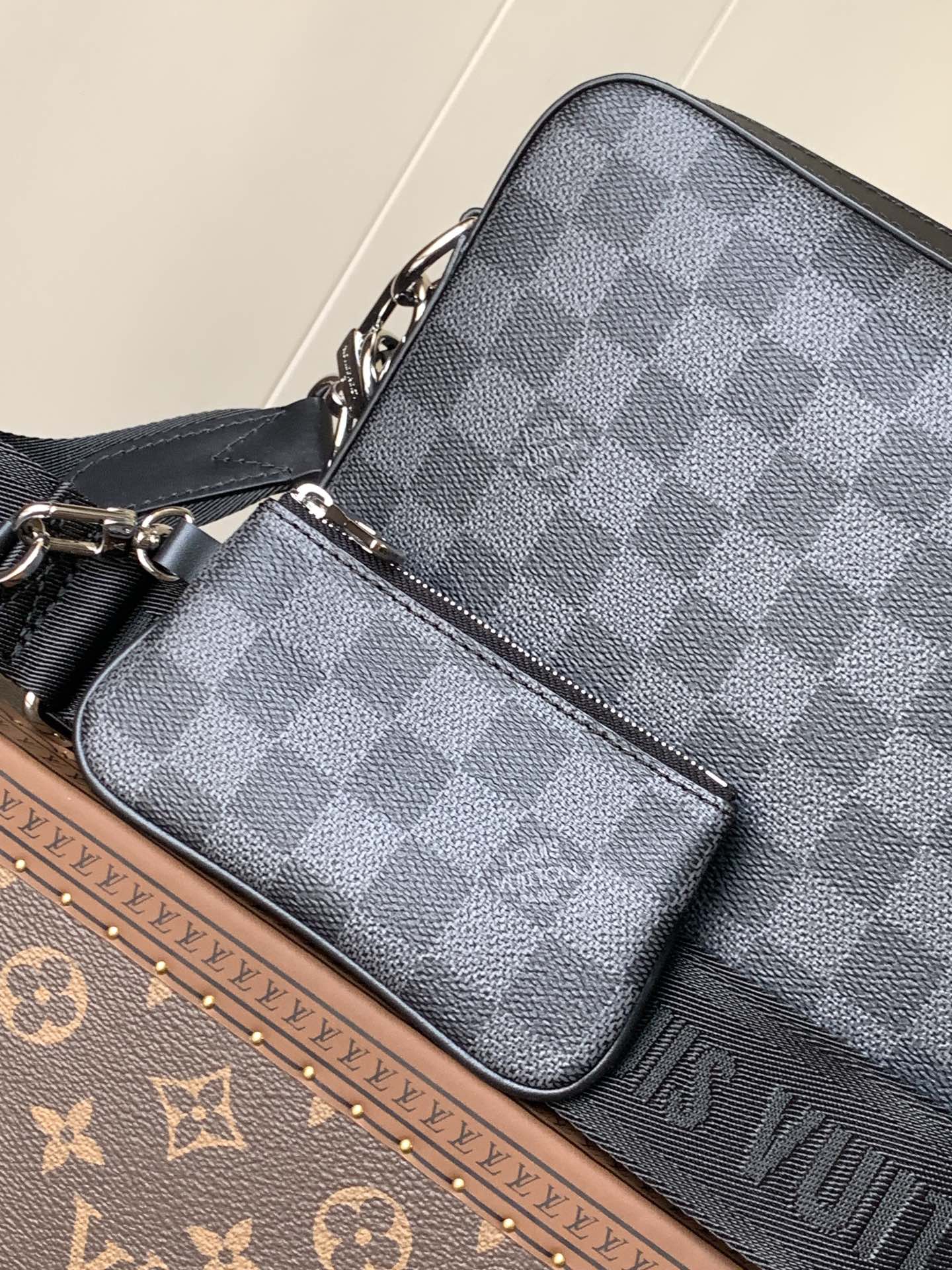 Trio Messenger Bag Damier Graphite N40519