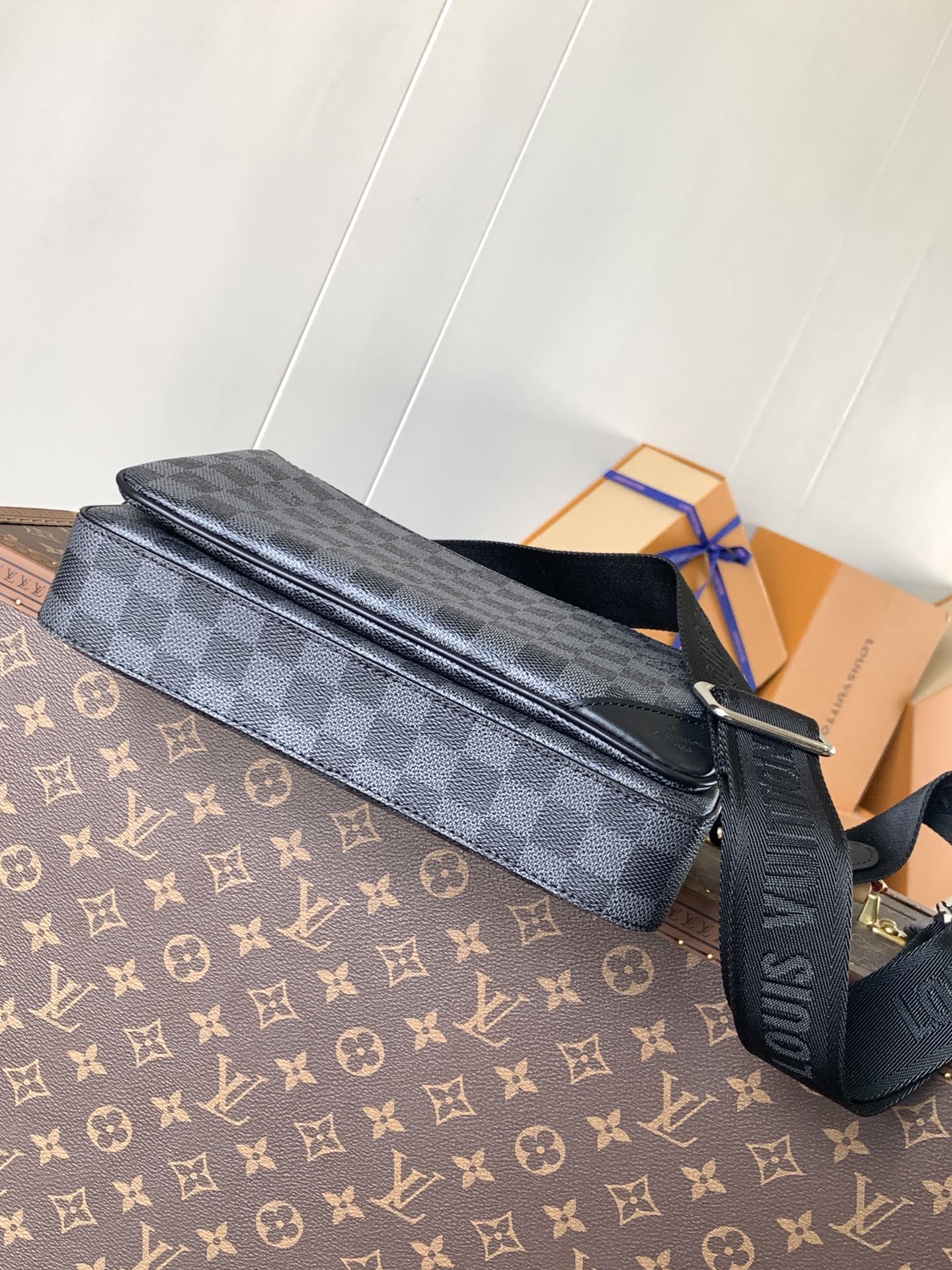 Trio Messenger Bag Damier Graphite N40519