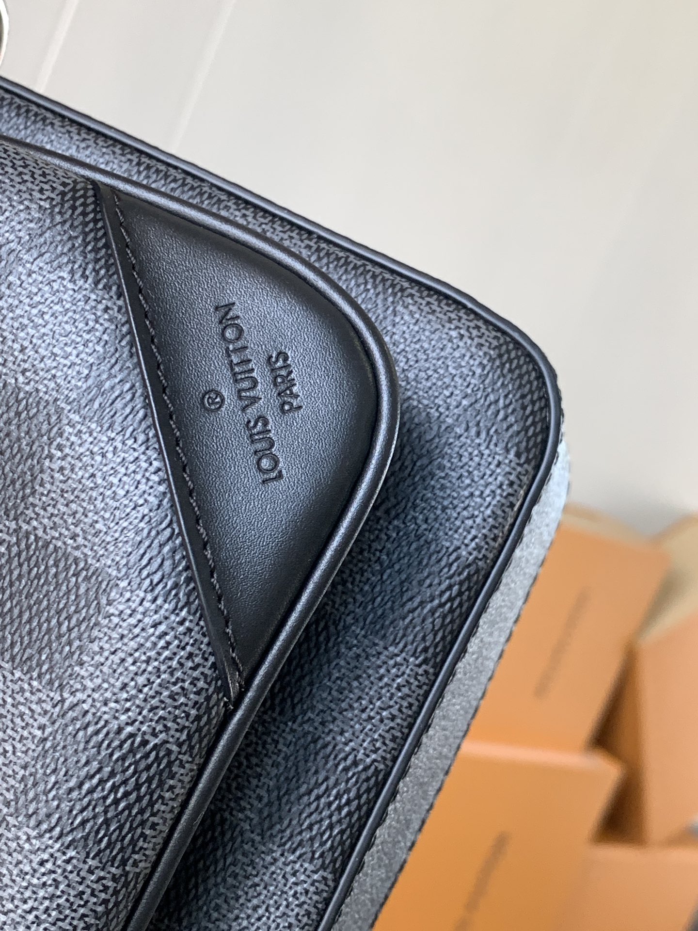 Trio Messenger Bag Damier Graphite N40519