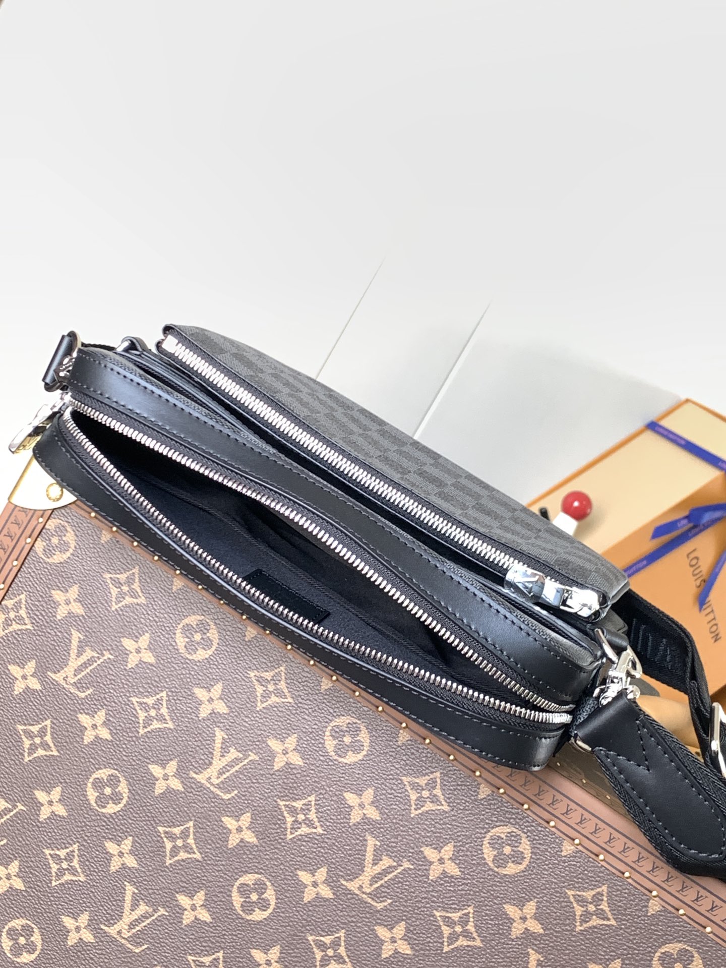 Trio Messenger Bag Damier Graphite N40519