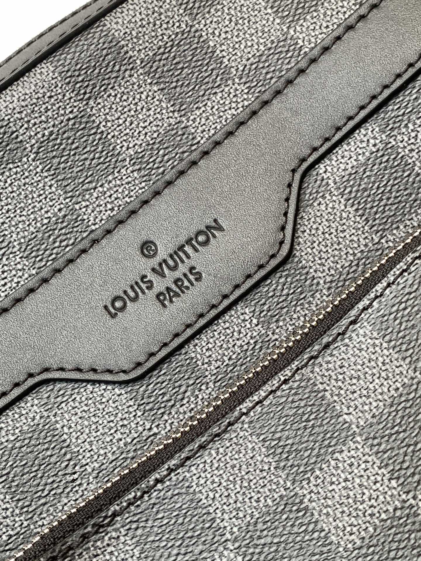 Trio Messenger Bag Damier Graphite N40519