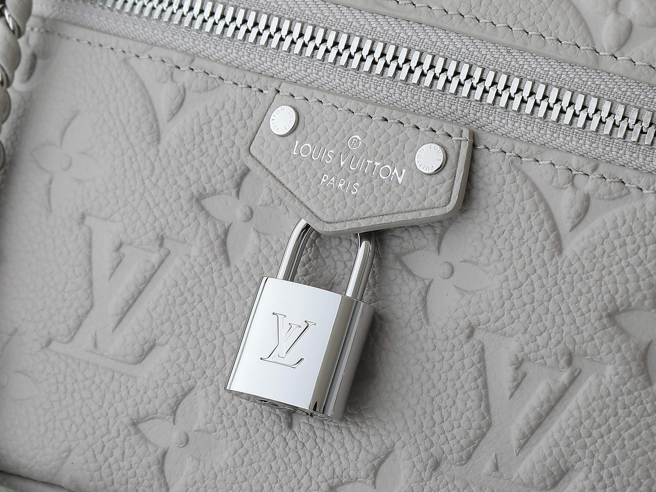 Vanity Chain Pouch Brume Gray M13593