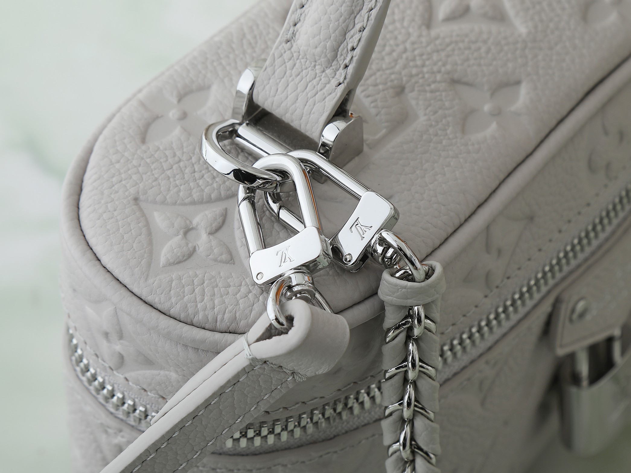 Vanity Chain Pouch Brume Gray M13593