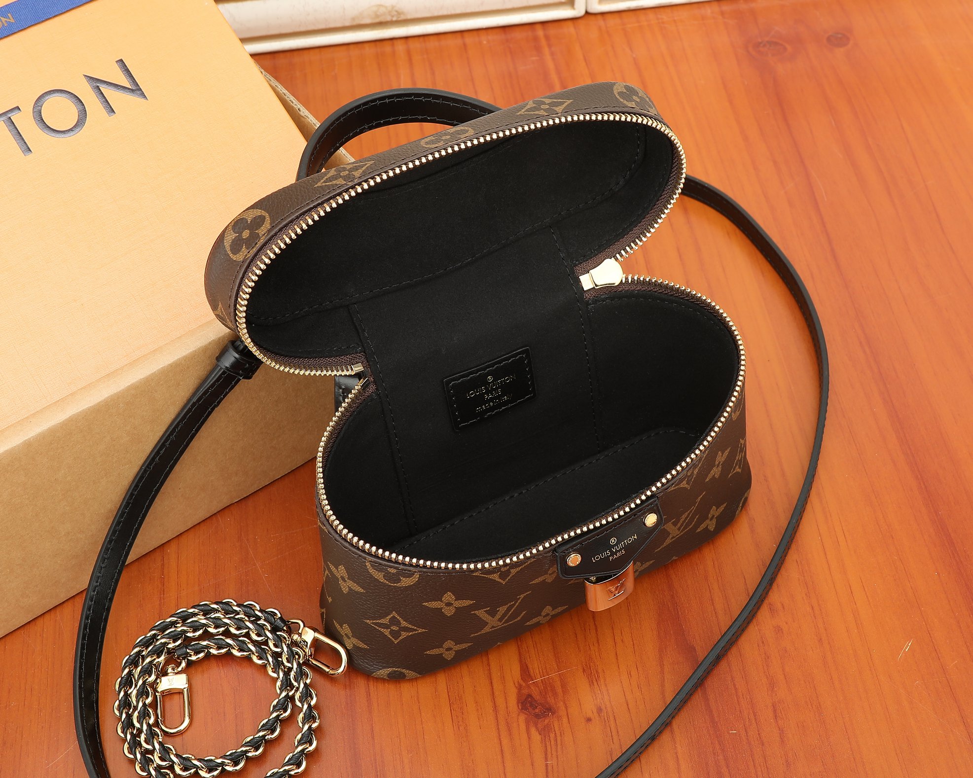 Vanity Chain Pouch Monogram M47125
