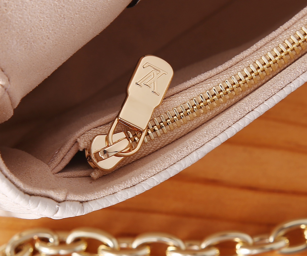 Wallet On Chain Ivy Monogram Empreinte Leather Cream M82210