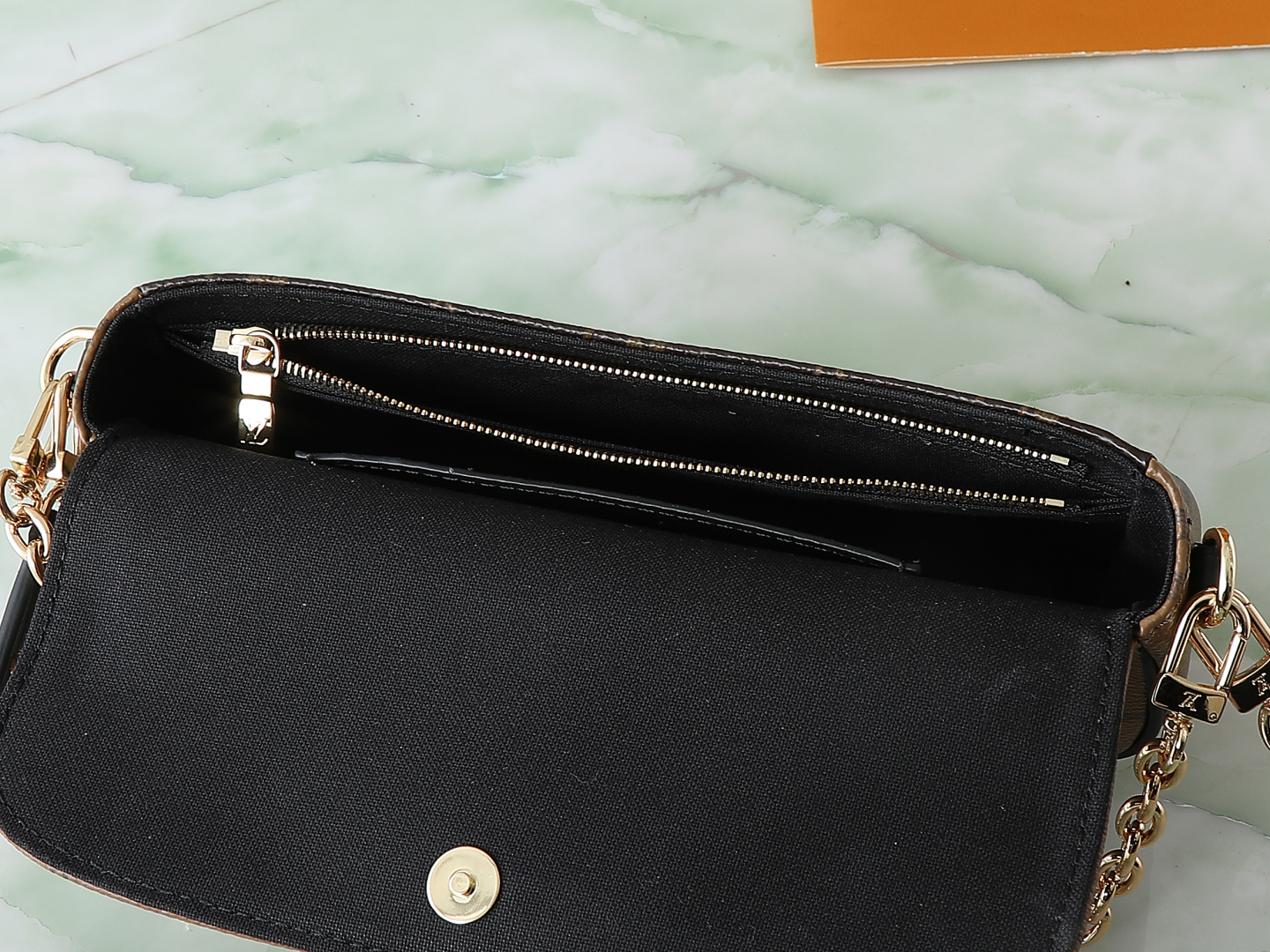 Wallet On Chain Ivy Monogram Reverse M26587