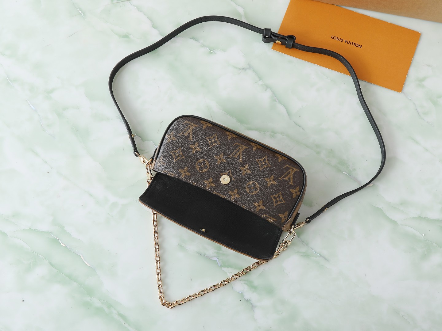 Wallet On Chain Ivy Monogram Reverse M26587