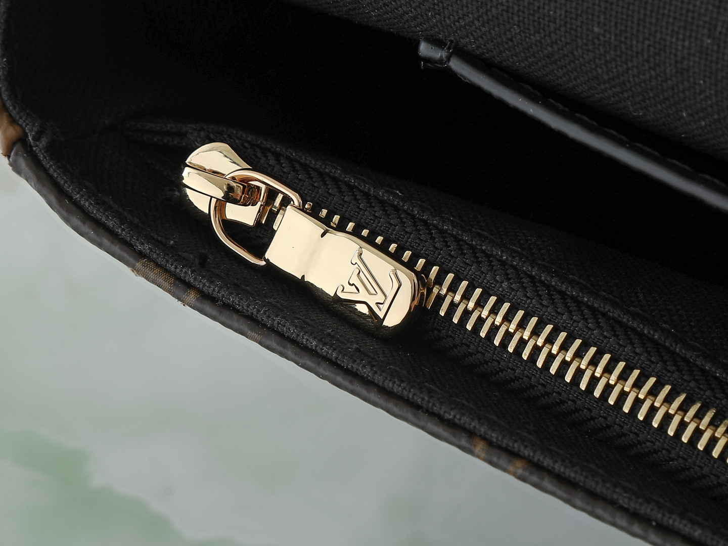 Wallet On Chain Ivy Monogram Reverse M26587