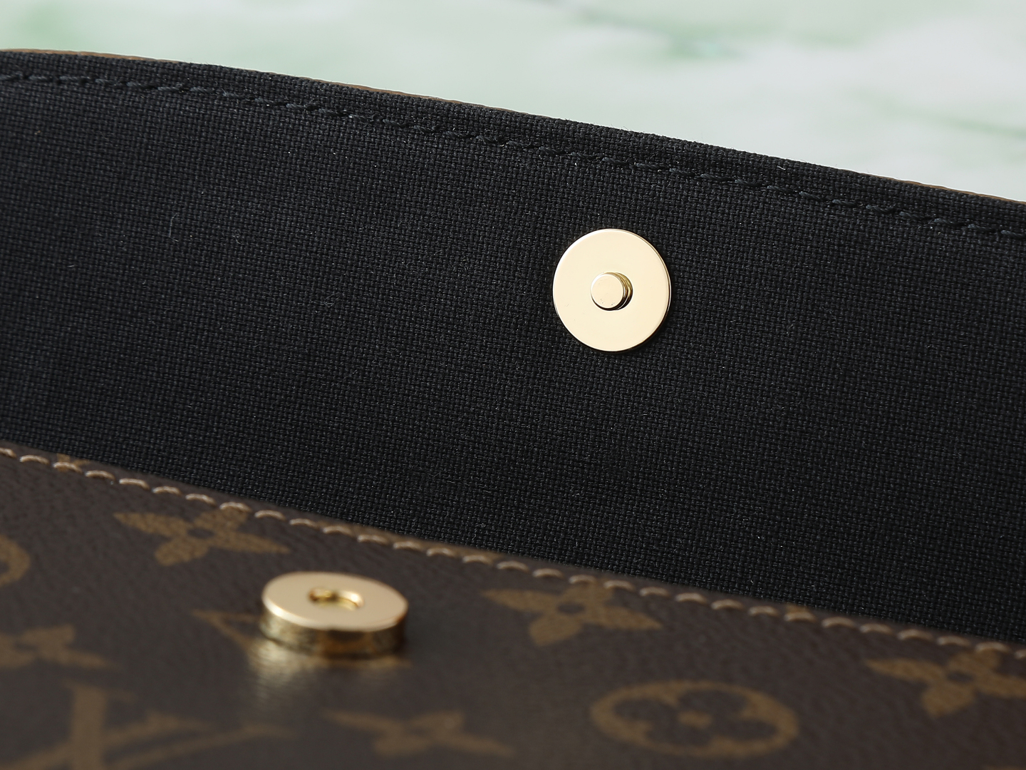 Wallet On Chain Ivy Monogram Reverse M26587