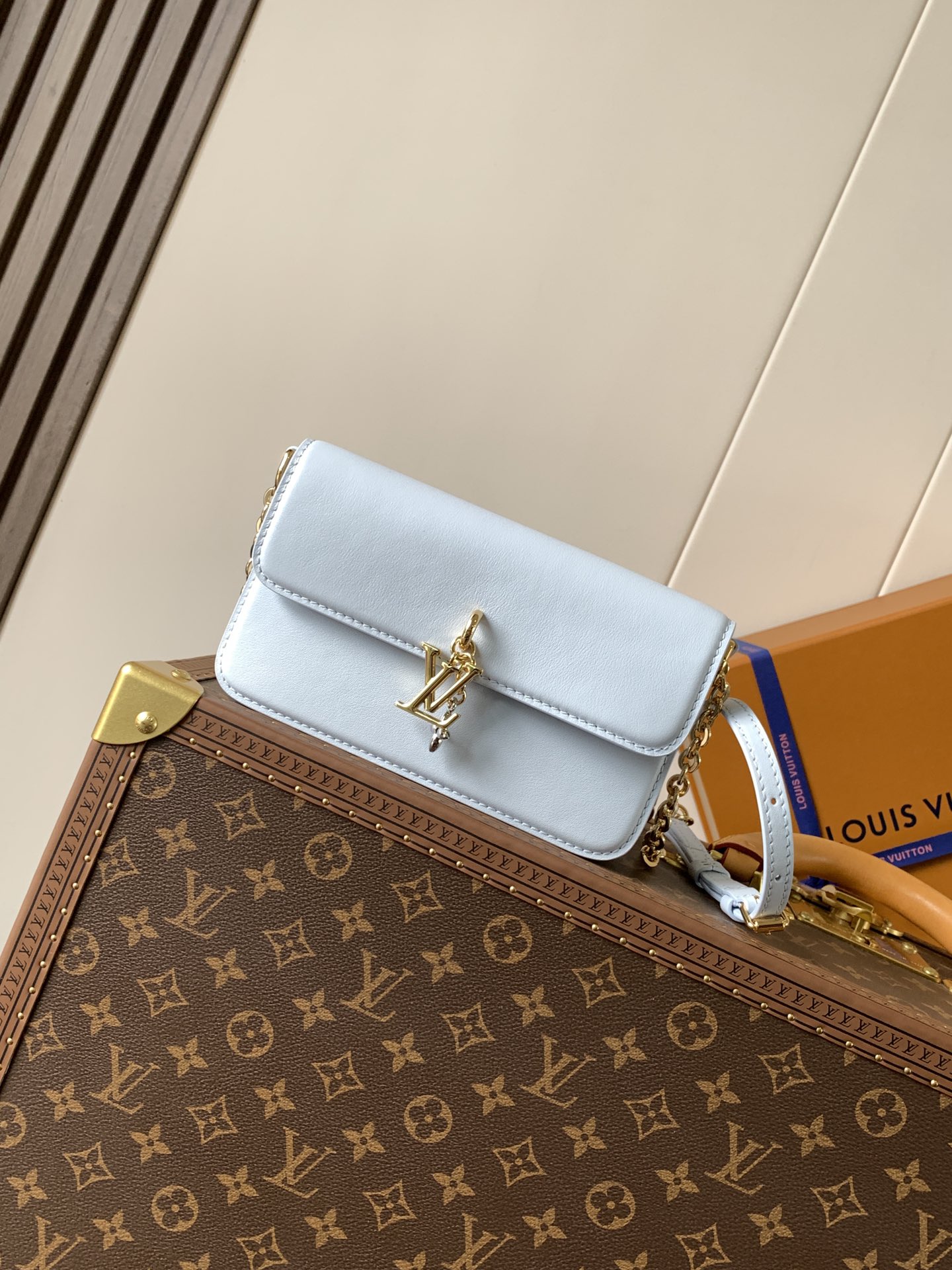 Wallet On Chain Lv Bloom Azure Blue Calfskin Leather M14564