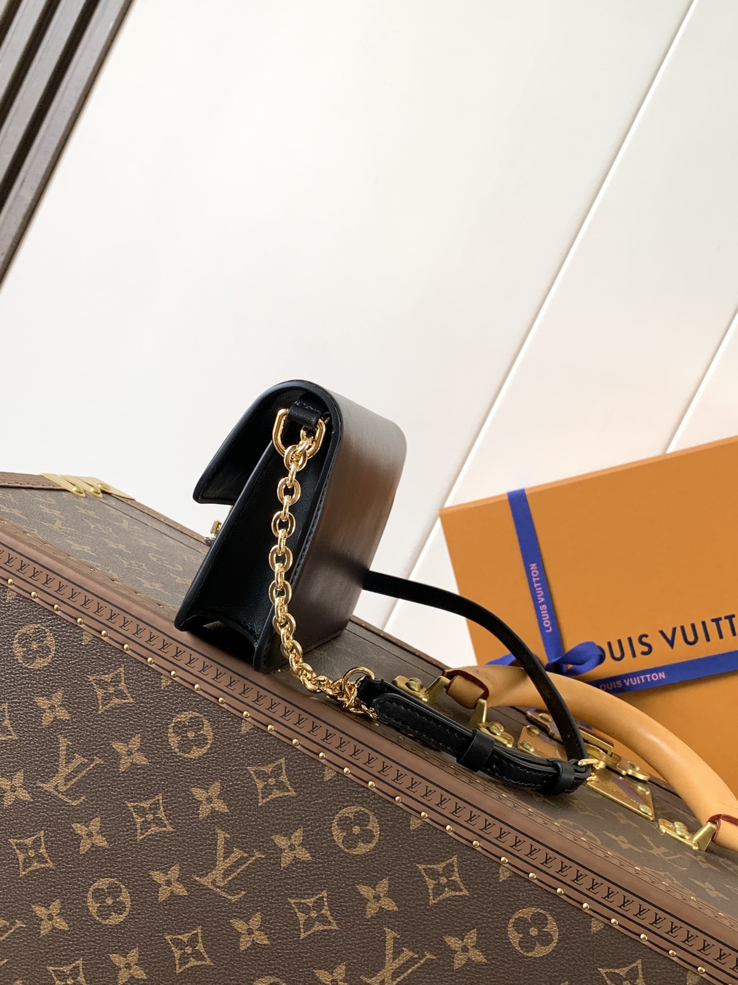 Wallet On Chain Lv Bloom Black Calfskin Leather M14564