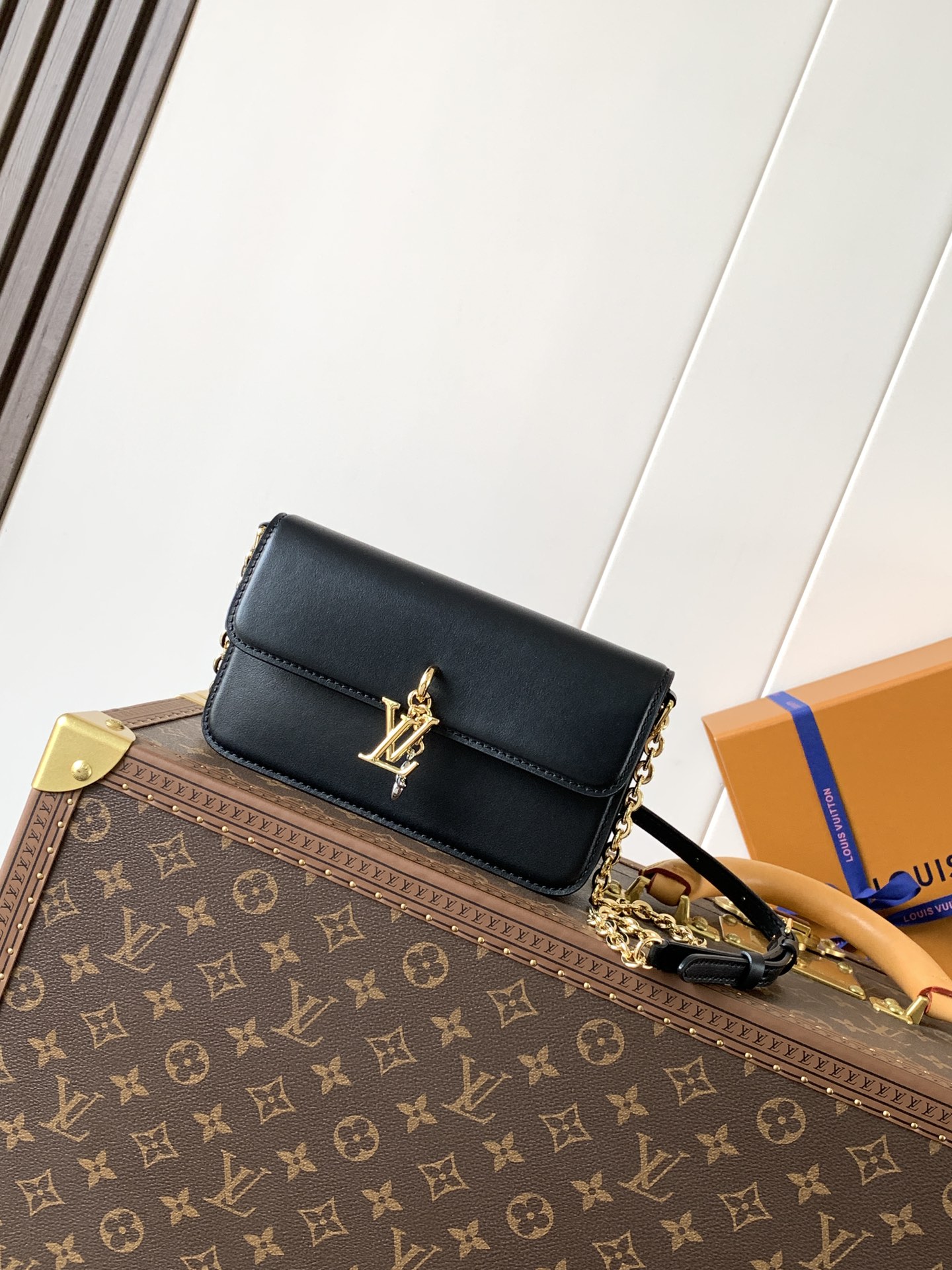Wallet On Chain Lv Bloom Black Calfskin Leather M14564