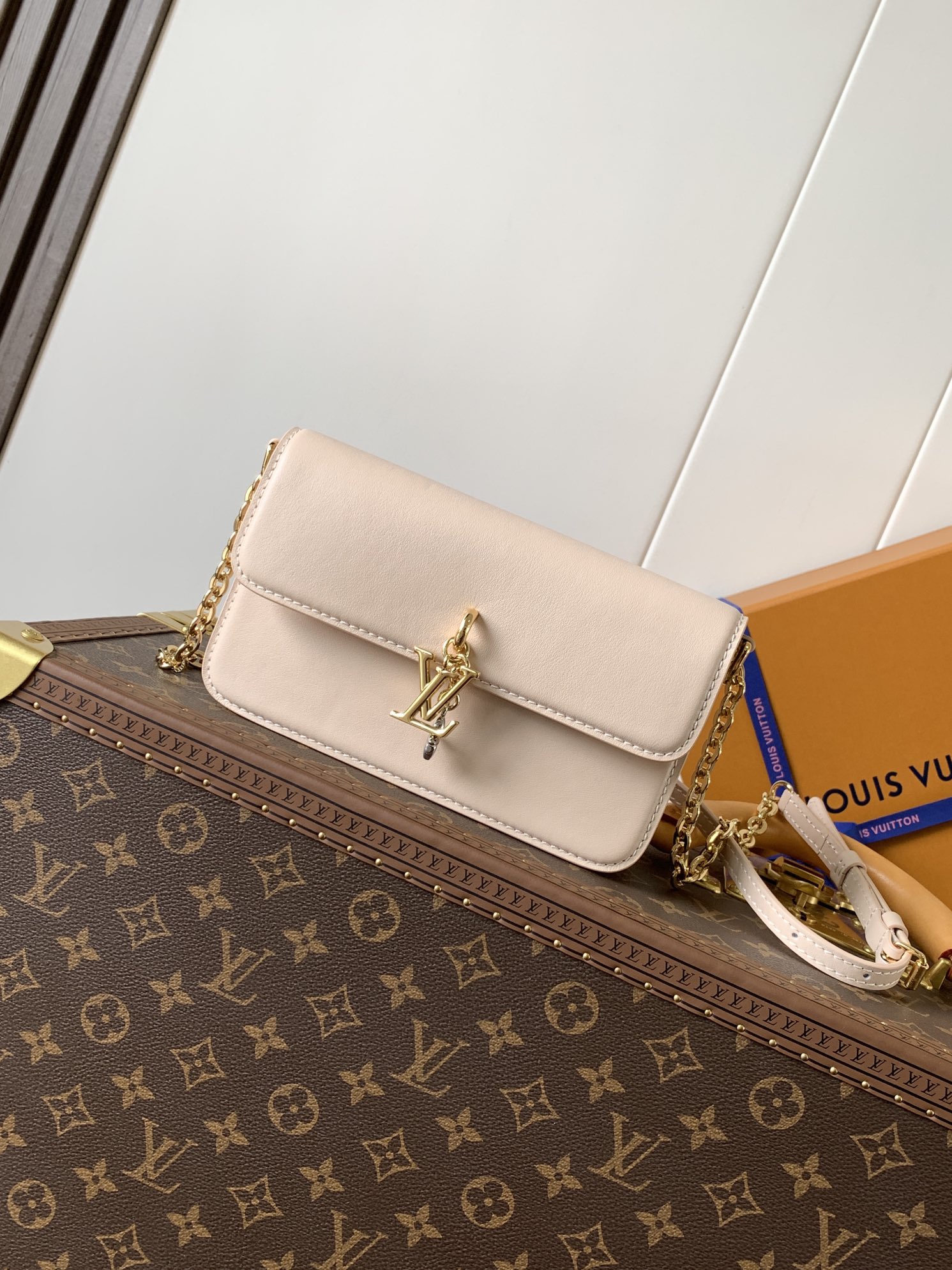 Wallet On Chain Lv Bloom Sand Calfskin Leather M14581