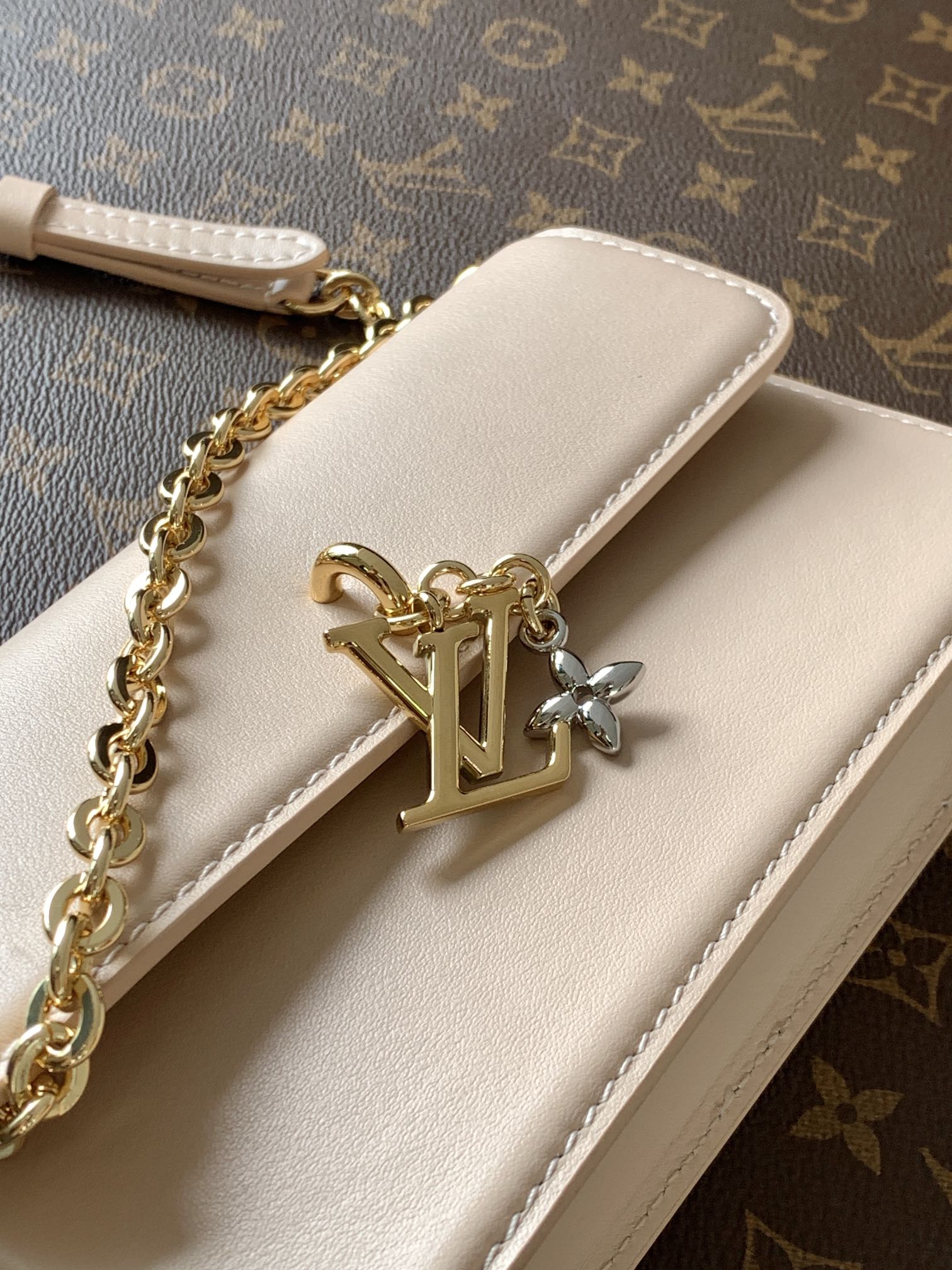Wallet On Chain Lv Bloom Sand Calfskin Leather M14581