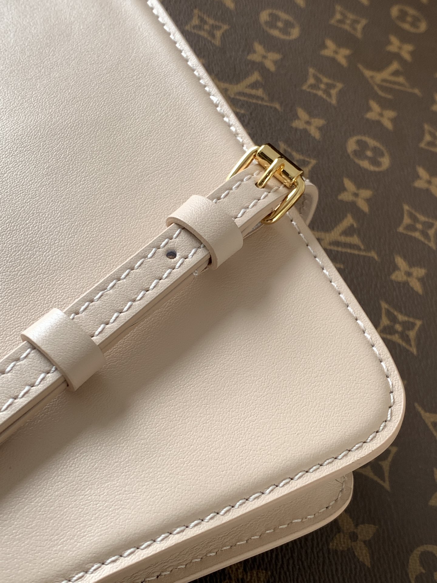 Wallet On Chain Lv Bloom Sand Calfskin Leather M14581